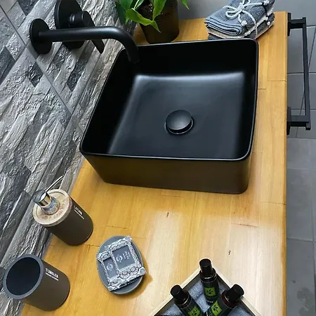 Felicia's House Agria